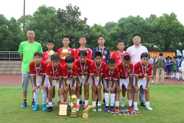 2026中秋晚会引发热议，演员跨界表现遭两极评价